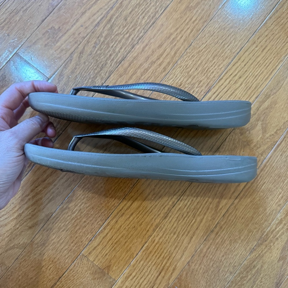 FitFlop Gray Black Thong Sandals - Picture 4 of 8